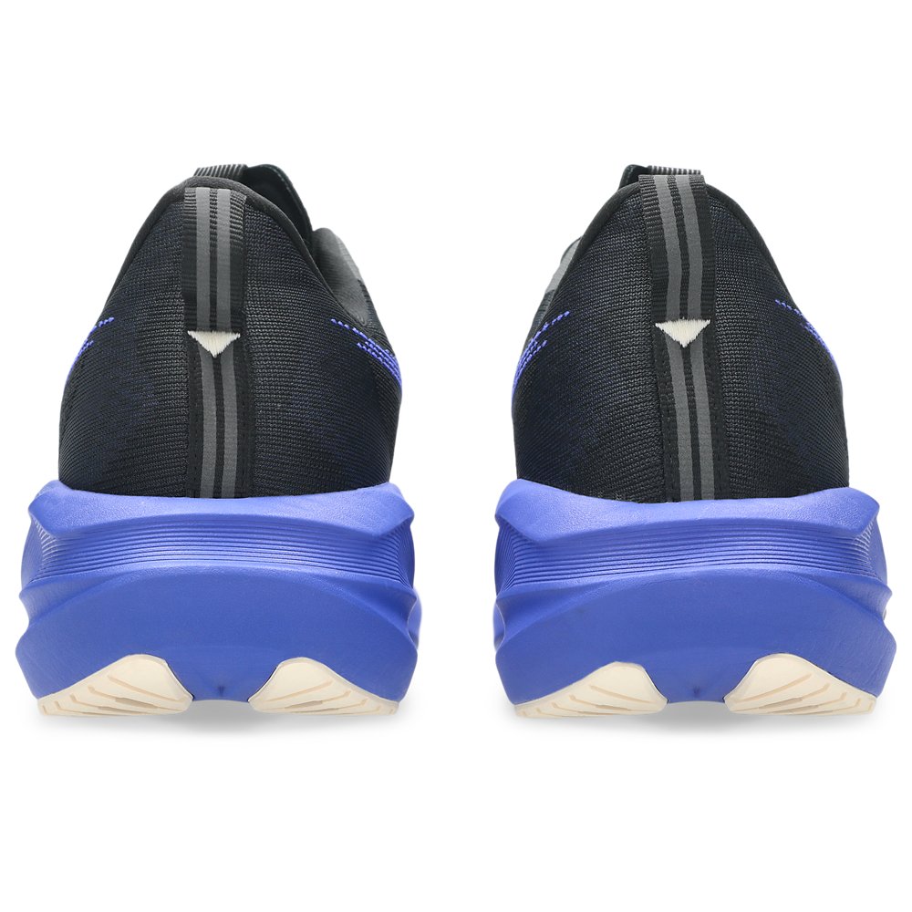Asics Asics Novablast 5 in Black / Cobalt Burst