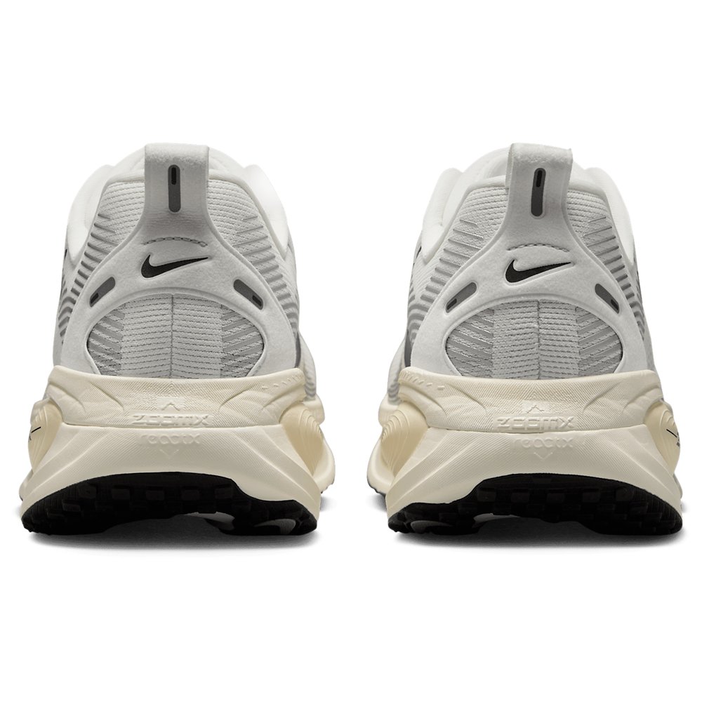 Nike Nike Vomero 18 in Summit White / Black / Coconut Milk