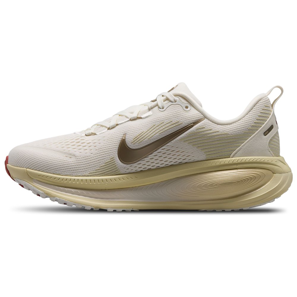 Nike Nike Vomero 18 in Sail / Metallic Gold Grain / Light Khaki