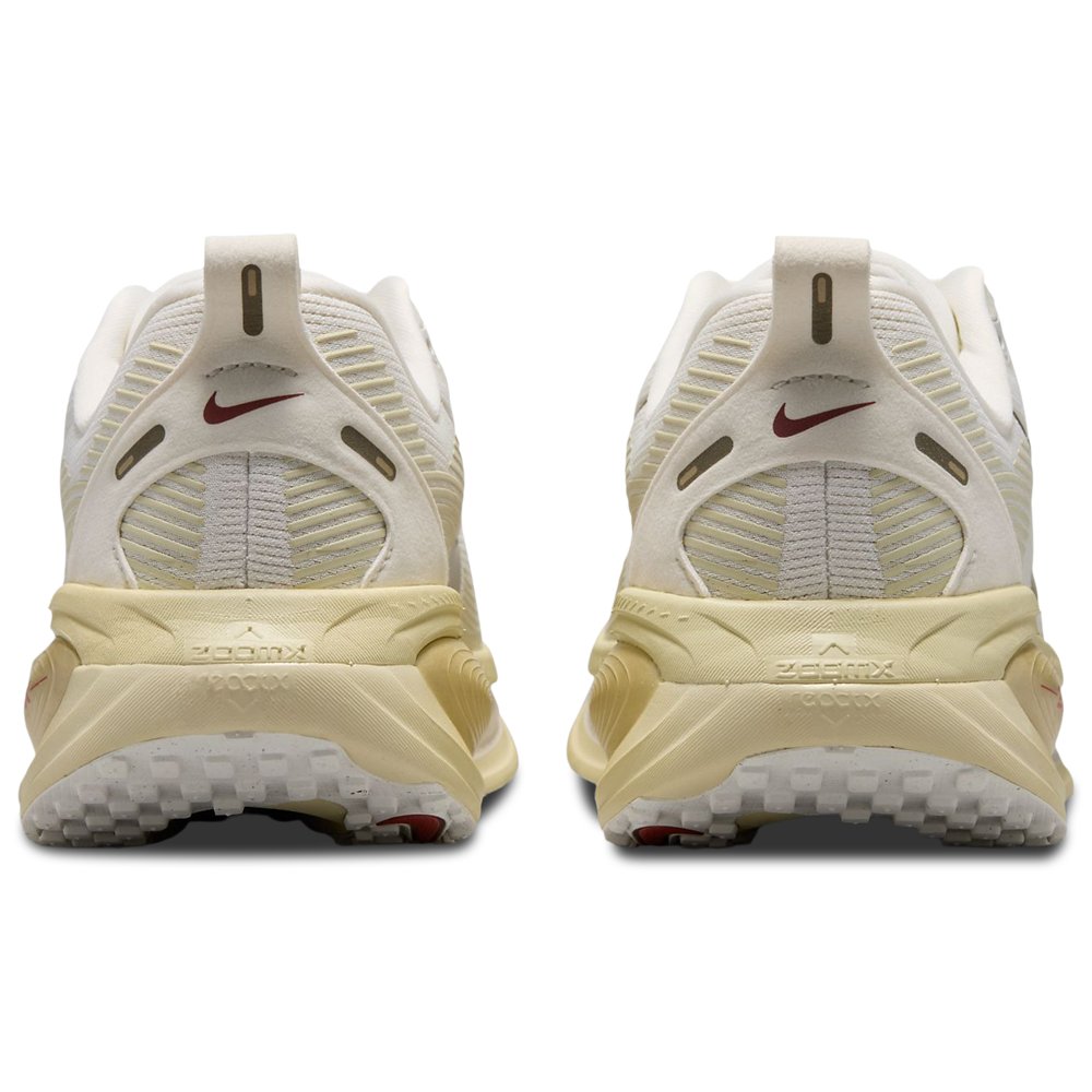 Nike Nike Vomero 18 in Sail / Metallic Gold Grain / Light Khaki
